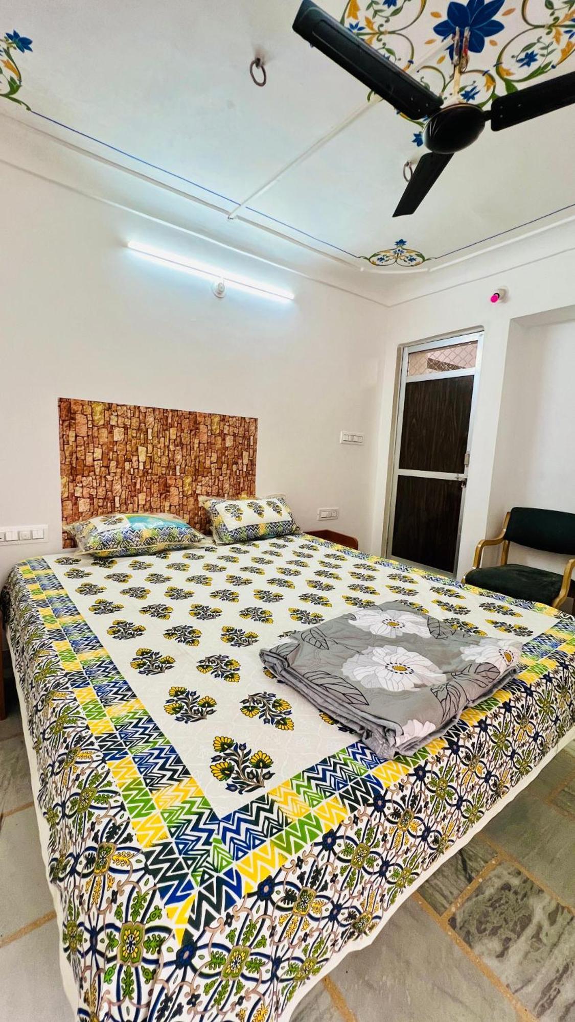 Padmlaxmi Guest House อุเดเปอร์ ภายนอก รูปภาพ