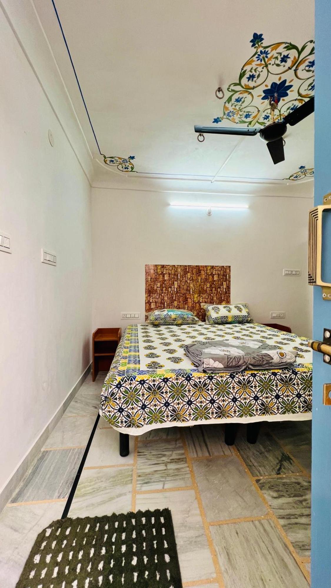 Padmlaxmi Guest House อุเดเปอร์ ภายนอก รูปภาพ